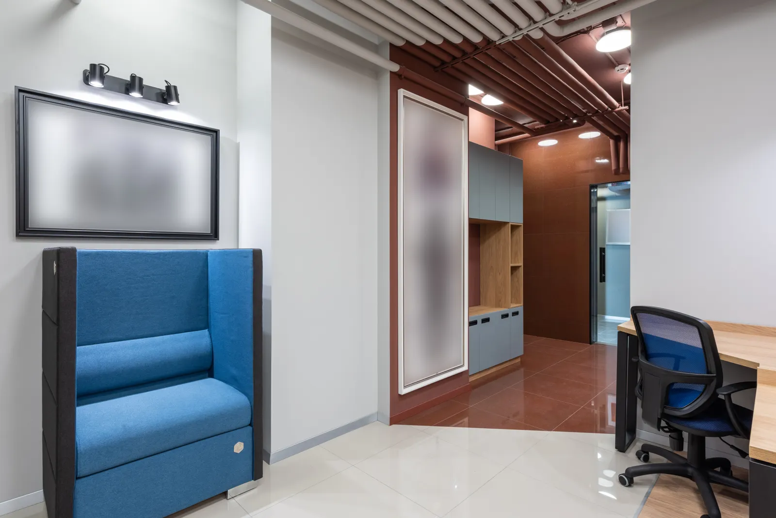 Contemporary office environment with modern seating and workspace setup, ideal for productivity